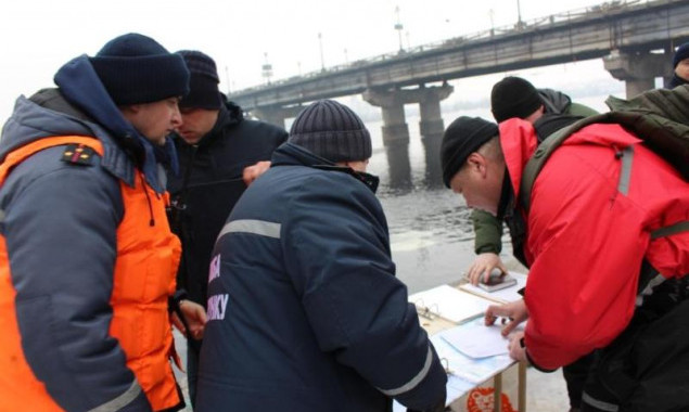 Киевские спасатели ищут тело девушки, прыгнувшей с моста Патона (видео)