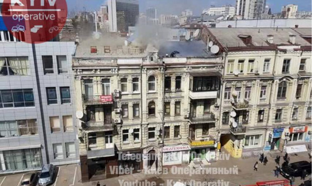 Спасатели боролись с пожаром на крыше жилого здания на улице Симона Петлюры в Киеве (фото, видео)