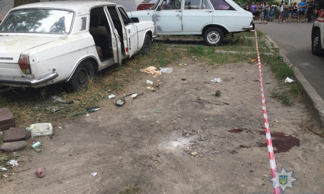 Во дворе жилого дома в Киеве прогремел взрыв: пострадало четверо детей (фото, видео)