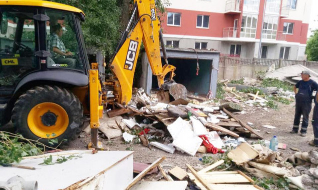 За четвертую неделю июня коммунальщики снесли 19 временных сооружений в Киеве (фото)