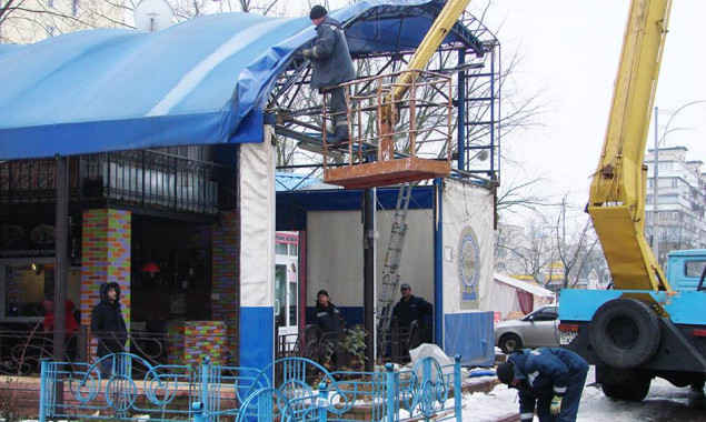 На Лесном проспекте в Киеве коммунальщики снесли незаконную двухэтажную пристройку кафе-бара (фото)