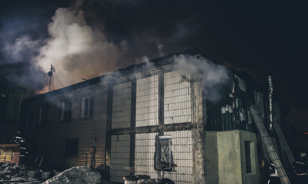На улице Бориспольской в Киеве сильный пожар на СТО уничтожил несколько автомобилей (фото, видео)