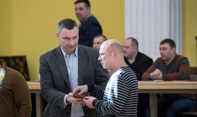 Кличко вручил ключи от квартир 13 ветеранам АТО из столицы