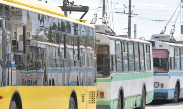 В Киеве перевозки наземным транспортом и метро сократились, а авиаперевозки - возросли