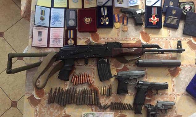 Столичные правоохранители задержали группу лиц по подозрению в торговле оружием и боеприпасами (фото)