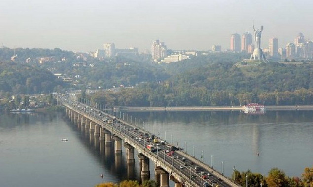 С утра 28 апреля и до 2 мая ограничат движение по мосту Патона в Киеве