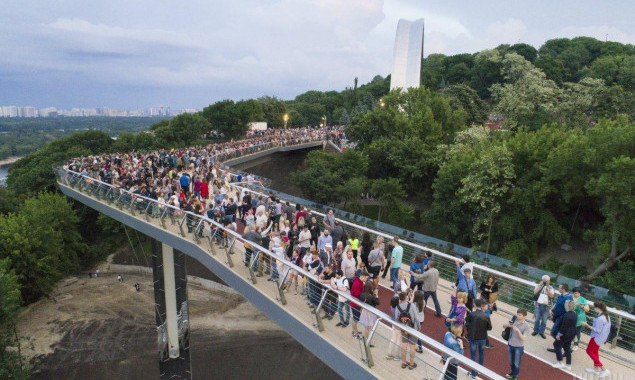 На новом пешеходно-велосипедном мосту в Киеве снова треснул стеклянный пол (видео)