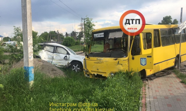 В Бориспольском районе в ДТП с участием маршрутки пострадали четыре человека (фото)