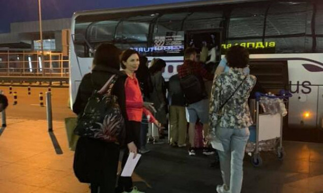 Часть пассажиров авиарейса “Киев - Одесса” оставили в аэропорту “Борисполь” - СМИ