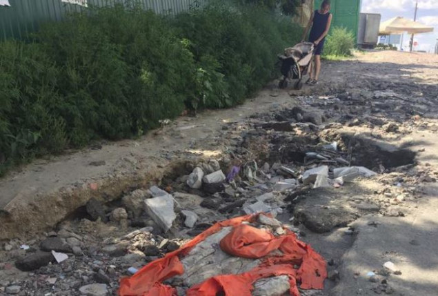 Жители Осокорков организовали через Viber сбор средств на ремонт дороги