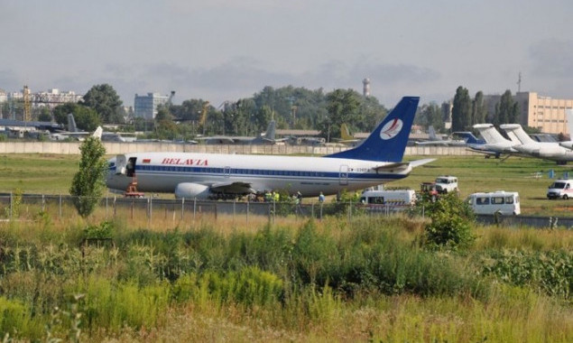 В аэропорту “Киев” самолет выкатился за пределы взлетно-посадочной полосы, аэропорт закрыт (фото)