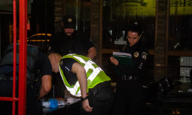 В Днепровском районе Киева пьяный мужчина ранил трех человек из пистолета