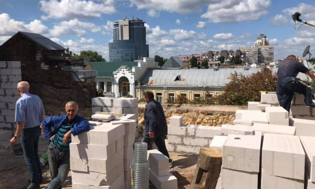 Одна из жительниц здания в историческом центре Киева достраивает дополнительный этаж (фото)