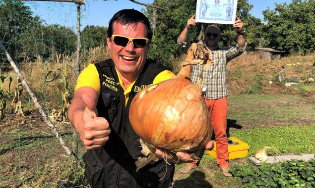 Выращенная жителем Бучи луковица весом 1,8 кг попала в Национальный реестр рекордов (фото)