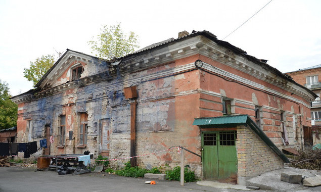 В Киеве началась реставрация одной из келий Флоровского монастыря