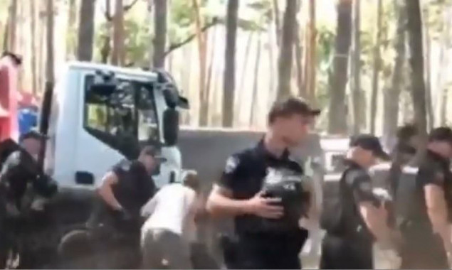 Демонтаж беседок на озере Карачун в Пуще-Водице закончился массовой дракой с полицией (видео)