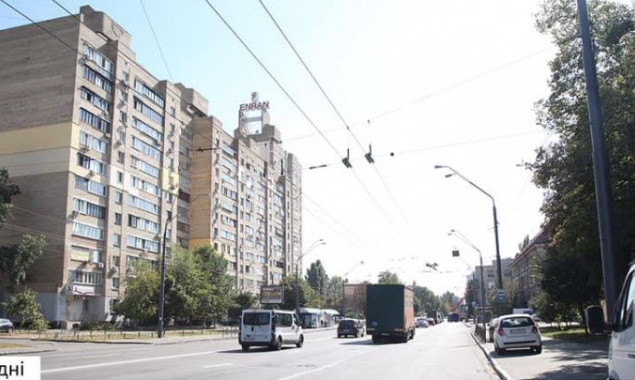 На столичной улице Довженко демонтировали 28 бигбордов (фото)