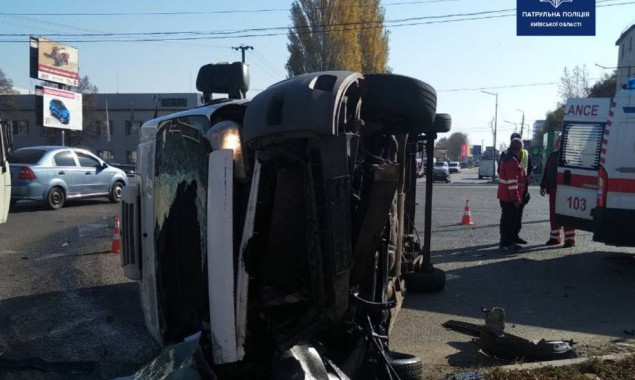 Около поселка Чабаны под Киевом водитель микроавтобуса проехал на “красный” и устроил ДТП с пострадавшими (фото, видео)