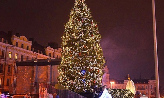 На Софийской площади в Киеве вокруг новогодней елки установят 18 фотозон