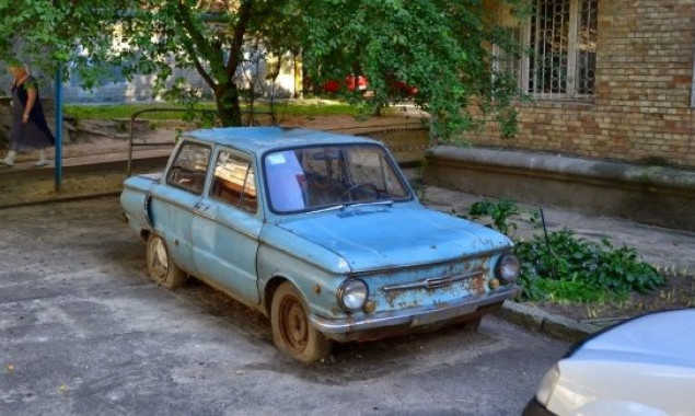 Столичные райгосадминистрации нашли на территории Киева 304 брошенных автомобиля