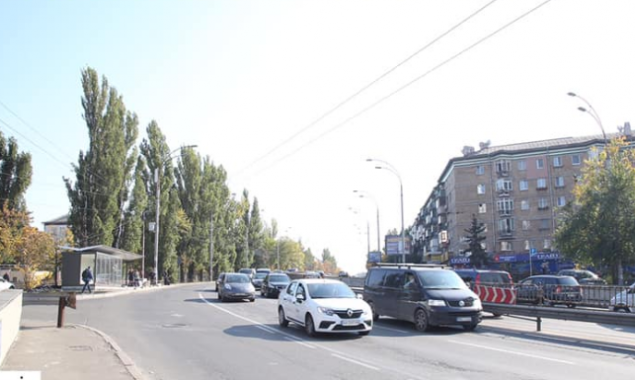 На Чоколовском бульваре в Киеве убрали больше половины рекламных конструкций (фото)