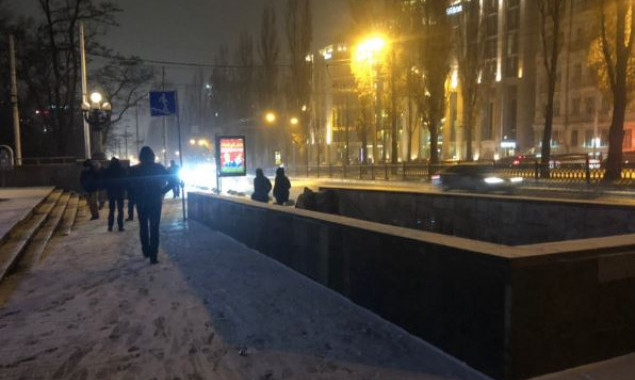 В столице пошел мокрый снег, на улицы вышла снегоуборочная техника (фото)