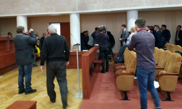 В сессионном зале Вышгородского горсовета подрались депутат и директор рынка (фото)