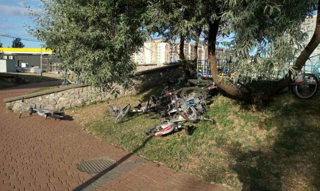Неизвестные ночью повредили 15 велосипедов сети велопроката в Киеве (фото)