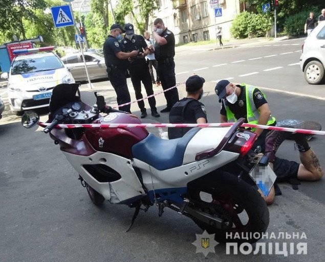 На Подоле уроженец Запорожской области с ножом отобрал у мужчины мотоцикл (фото, видео)
