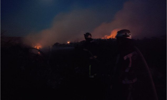 В Таращанском районе Киевщине пожарные ликвидировали возгорание на несанкционированной свалке (фото)