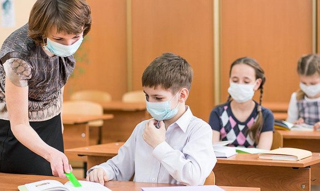 Киевские учителя просят премьер-министра установить надбавку в 50% к должностному окладу за работу в опасных условиях