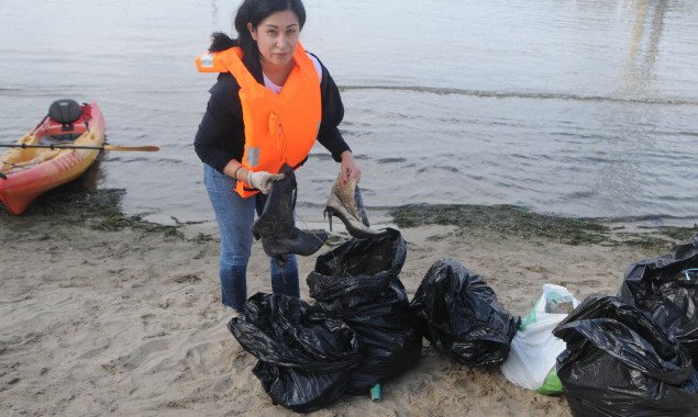 Участники акваплоггинга на Осокорках в Киеве собрали более центнера мусора (фото)