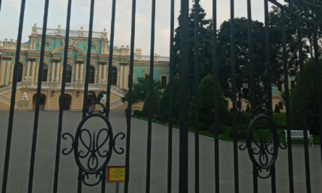 Киевляне возмущены качеством реставрации и непонятной символикой ограждения вокруг Мариинского дворца (фото)