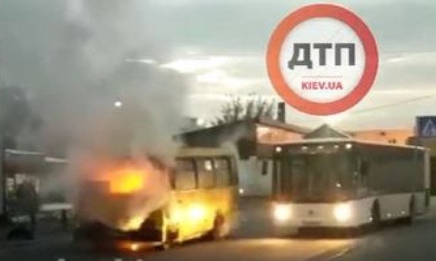 В Киеве возле рынка на Лесной загорелся маршрутный автобус (видео)