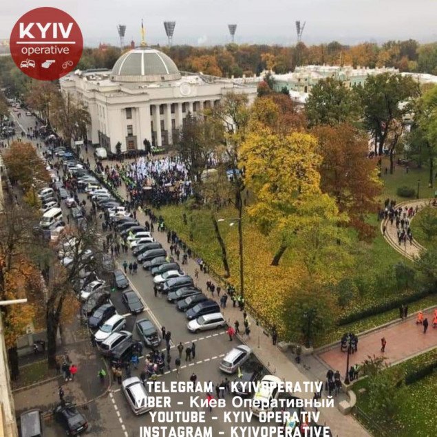 В Киеве из-за акций протеста “евробляхеров” и митинга SaveФОП заблокировано движение по улице Грушевского (фото)