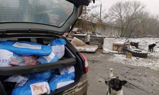 Киевская школа привезла продукты для животных в приюте в Пирогово