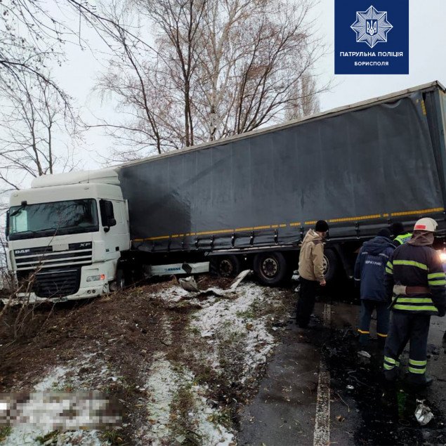 Под Борисполем произошло смертельное ДТП с участием двух легковых автомобилей и грузовика (фото, видео)