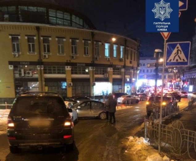 В центре Киева из-за прорыва водопровода произошло ДТП с пятью машинами (фото, видео)