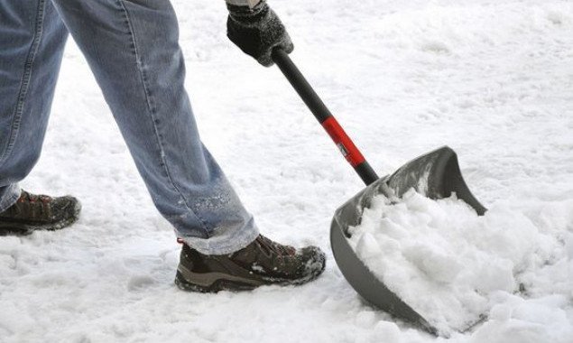 С начала суток за несвоевременную уборку снега столичные инспекторы благоустройства вынесли 411 предписаний и составили 42 протокола
