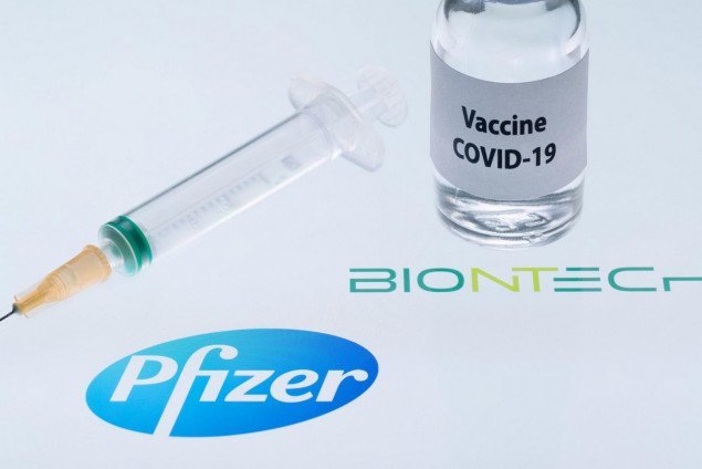 Украинские политики тайно вакцинируются в Киеве от COVID-19 препаратом компаний Pfizer и BioNTech - политэксперт