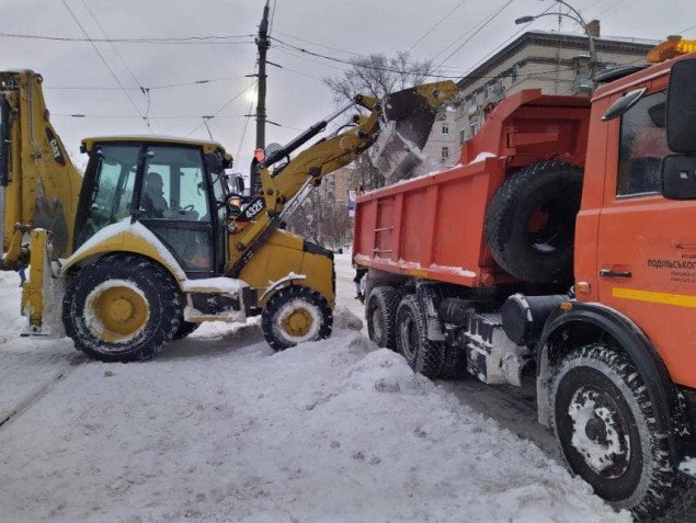 В “Киевавтодоре” заверили, что дорожные службы ни на минуту не прекращают очищать город от снега