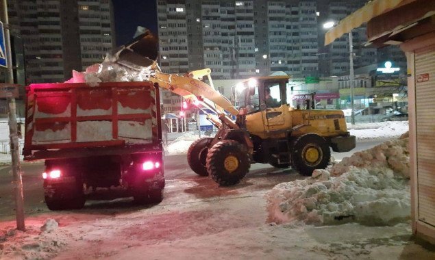 За минувшие сутки коммунальщики вывезли с улиц Киева более 13,5 тысяч тонн снега