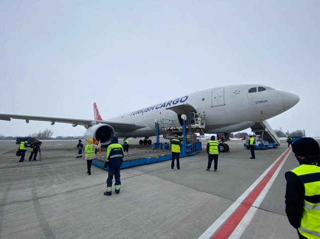 В “Борисполь” прибыл самолет с первой партией вакцины от COVID-19 (фото, видео)