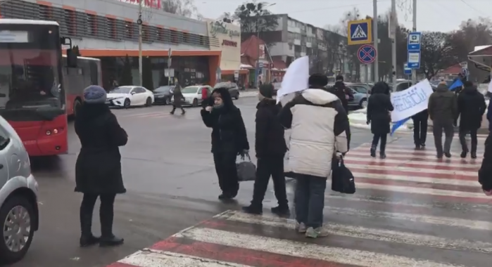 В Вышгороде протестующие перекрыли центральную улицу (видео)