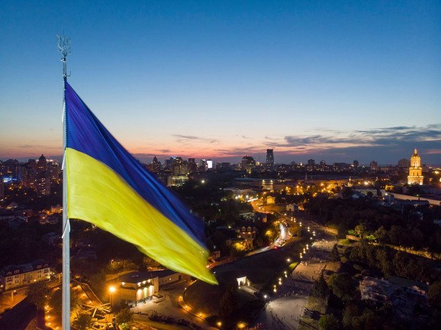 Из-за непогоды в Киеве приспустили самый большой флаг Украины