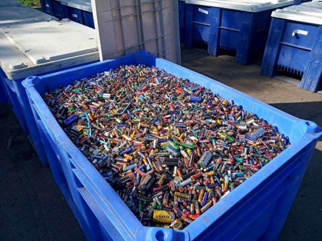 В этом году КП “Киевкоммунсервис” планирует установить еще 212 контейнеров для сбора опасных бытовых отходов (фото)
