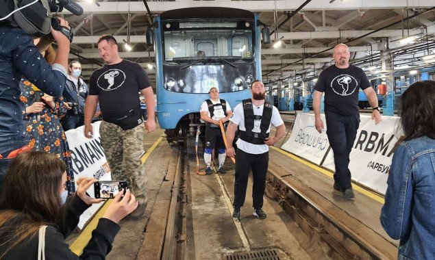 Рекорд Украины по перетягиванию поезда метро установили в столице