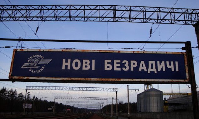 На Киевщине на два дня закроют движение по железнодорожному переезду возле села Новые Безрадичи