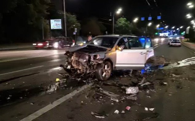 В Киеве вследствие лобового столкновения двух автомобилей погиб водитель (фото, видео)