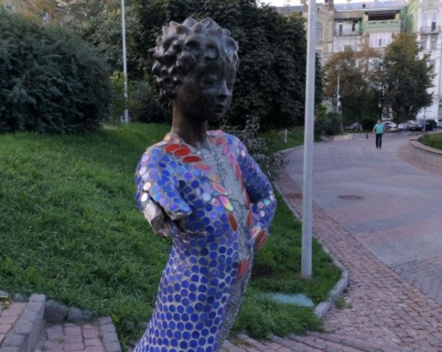 В Киеве вандалы оторвали руку у скульптуры Маленького принца и украли бронзового лисенка (фото)